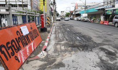 ชาวโคราชสุดทน! ติดป้ายประชด ถนนตัวอย่างใช้ระยะเวลาก่อสร้าง 30 ปีจึงจะแล้วเสร็จ