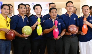 ชมรมช่างภาพการเมือง ร่วมกับ ชมรมทีเค.เพื่อนบัวทองแบดมินตัน จัดการแข่งขันโบว์ลิ่งการกุศลเพื่อการศึกษา บุตร - ธิดา