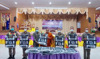 พระอาจารย์โชติ มอบเสื้อกั๊กสะท้อนแสง หนุนเกื้อกิจกรรมตำรวจผลักดันงานพิทักษ์สันติราษฎร์ให้รุ่งโรจน์