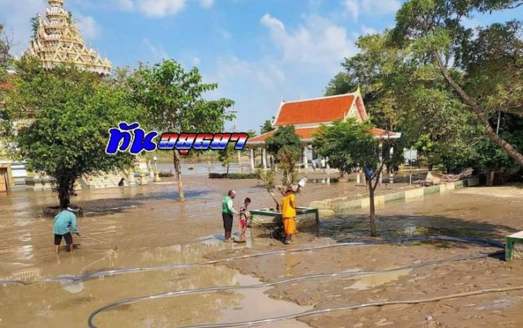 ทะเลโคลนที่บางบาล!ชาวบ้านและพระสงฆ์เร่งทำความสะอาดเอาดินโคลนออกจากพื้นที่น้ำท่วม