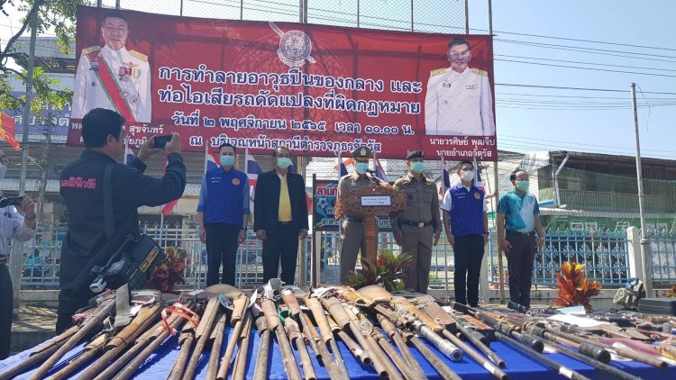 ตำรวจชัยภูมิโชว์จับ ยึด ทำลายอาวุธปืน ท่อไอเสียดัดแปลงเพียบ