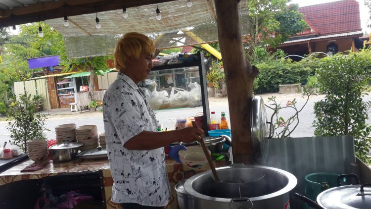 หนุ่มสาวคิดสูตรเด็ดขายเตี๋ยวไก่บุฟเฟต์อิ่มไม่อั้น 59 บาท สร้างรายได้วันละ4,000-5,000 บาท