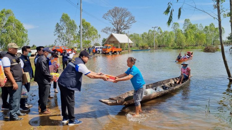 โครงการชลประทานศรีสะเกษ ลงพื้นที่บริจาคสิ่งของบริโภคแก่ประชาชนผู้ประสบภัยน้ำท่วม(จุดที่ 1 )