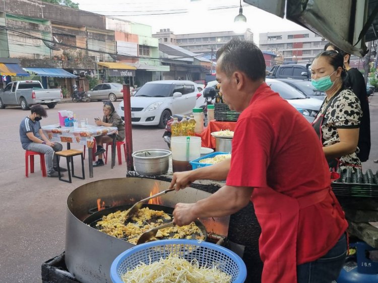 ร้านกระทะแตกเลิศรส...รสชาติสุดแซ่บเวอร์ ผัดไทย-หอยทอดอินการเมือง!! “ไล่นายกตู่”