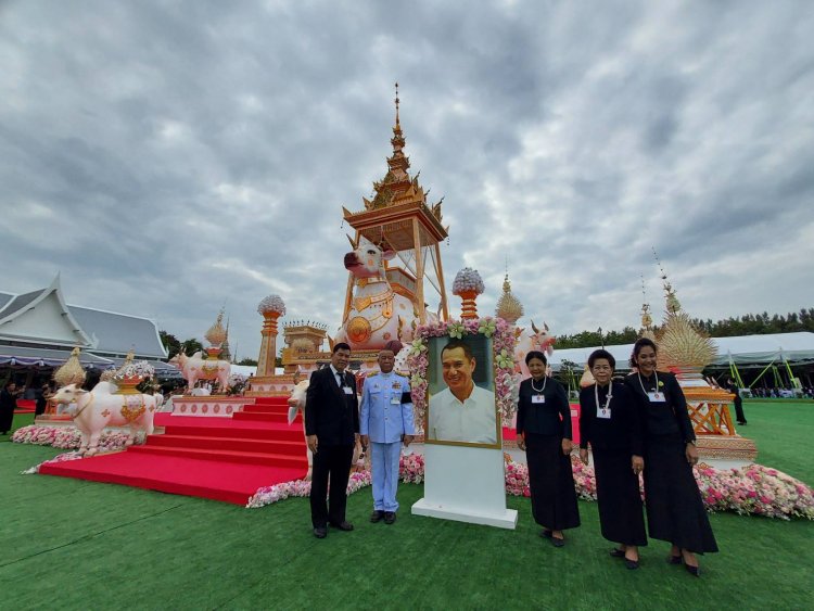 ขรก.-นักการเมือง ผู้กำกับการแสดง และดารานักแสดง ขึ้นทอดผ้าบังสุกุลพิธีพระราชทานเพลิงศพ“สรพงศ์ ชาตรี”ศิลปินแห่งชาติ