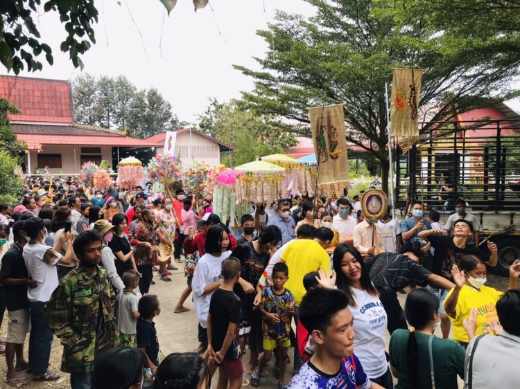วัดแทบแตก!เสี่ยร้านเพ็ชรโปรยทานงานกฐินสามัคคี แบงก์ 1,000 ,500 100 รวม 100,000 บาท