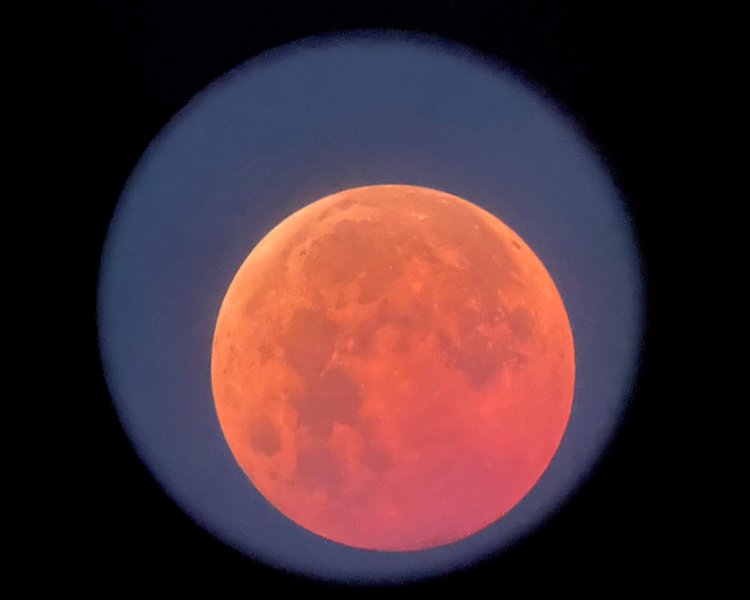 ชาวโคราชคึกคัก แห่ชมจันทรุปราคา เห็นดวงจันทร์เต็มดวง ปรากฏเป็นสีแดงอิฐ คืนวันลอยกระทง