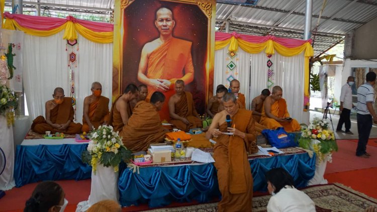 พระพระครูธรรมธรสมพลปัญญาพโลนำพุทธศาสนิกชนทอดถวายกฐินสามัคคีเพื่อสมทบทุนสร้างศาลาธรรมที่พักสงฆ์สวนป่าขุนหาญ