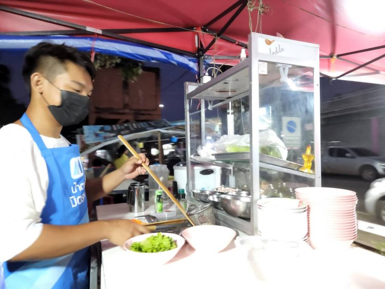 หนุ่มวัย 20 ปี เปิดร้านขายต้มเลือดหมู-ก๋วยจั๊บน้ำใส!รสเด็ดตลาดโต้รุ่งประจันตคามรายได้วันละพันบาท