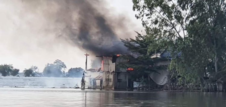 เศร้าซ้ำสอง!ชาวทุ่งบ้านโพธิ์ถูกน้ำท่วมยังไม่พอเกิดไฟไหม้บ้านวอด