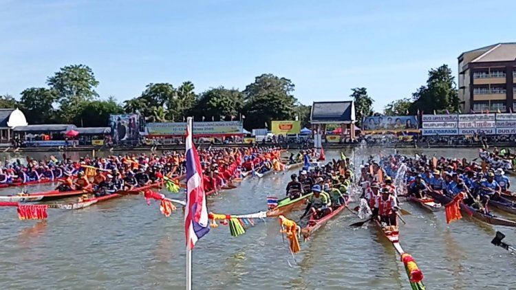 พิมายจัดแข่งเรือยาวประเพณี ชิงถ้วยพระราชทานสุดยิ่งใหญ่ นักท่องเที่ยวแห่ชมกันอย่างเนืองแน่น