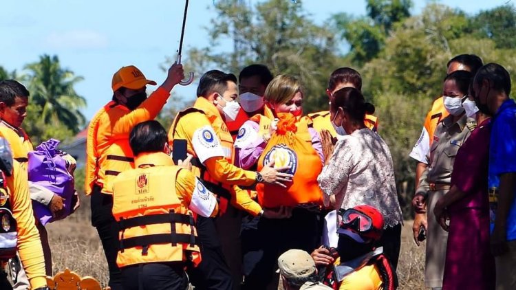 มอบถุงยังชีพพระราชทานถวายแด่พระภิกษุสงฆ์-ราษฎรผู้ประสบอุทกภัยในพื้นที่อำเภอกันทรารมย์