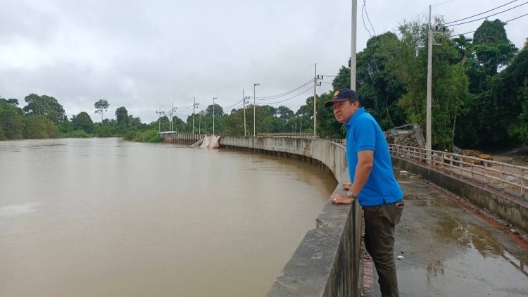 นายอำเภอสุไหงโก-ลก ลงพื้นที่เยี่ยมเยือนช่วยเหลือผู้ประสบภัยน้ำท่วม 2 ตำบล 5 หมู่บ้านเดือดร้อนหนัก 128 ครัวเรือน