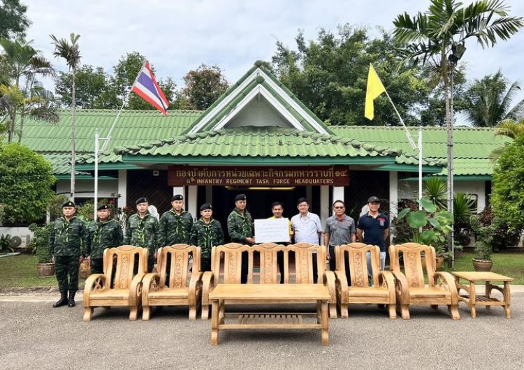 “พ่อเลี้ยงหล้า” CEO แม่สอดฟรีโซน “ผอ.น้อย” ร่วม มอบเฟอร์นิเจอร์ไม้สัก ให้ ผบ.ฉก.ร.14
