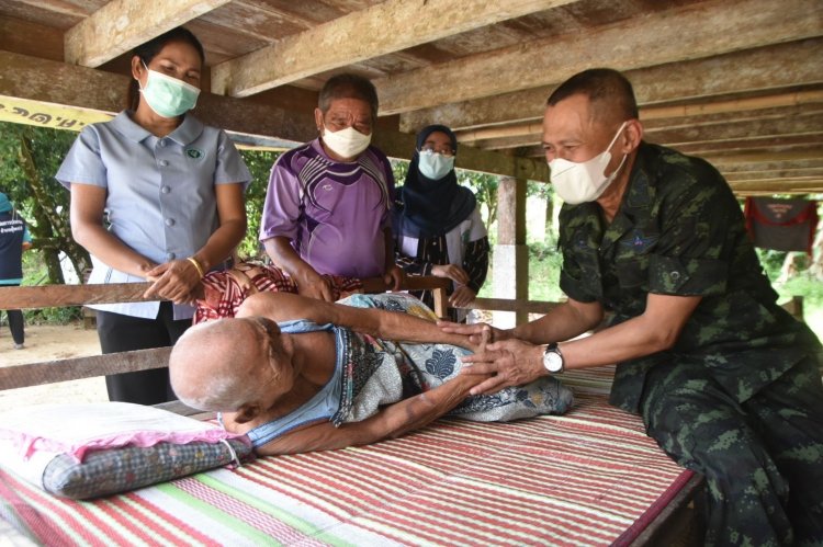 ศูนย์ประสานงานโครงการอันเนื่องมาจากพระราชดำริบุกบ้านแจกถุงยังชีพถึงมือ ผู้สูงอายุ ผู้พิการ ผู้ยากไร้ในพื้นที่นราฯ