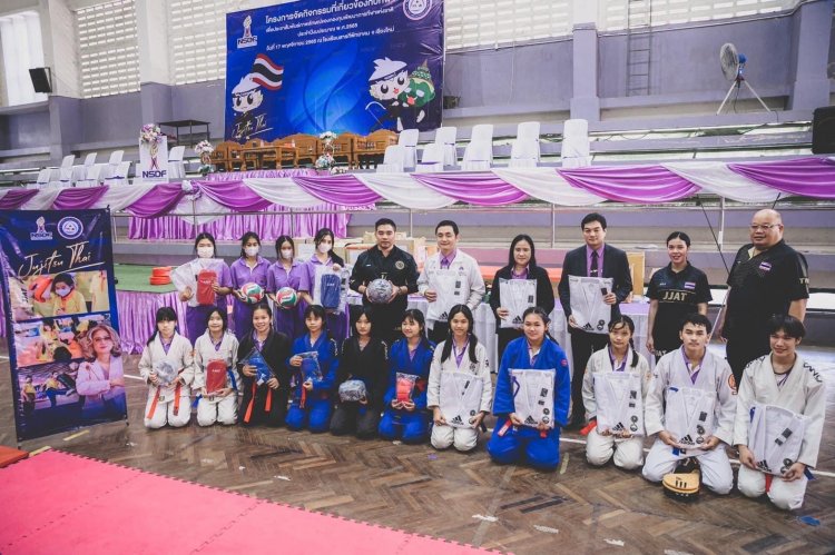 กองทุนกีฬาร่วมกับส.กีฬายูยิตสูอบรมศิลปะป้องกันตัวและมอบอุปกรณ์กีฬาให้นักเรียน รร.สารภีพิยาคม จ.เชียงใหม่