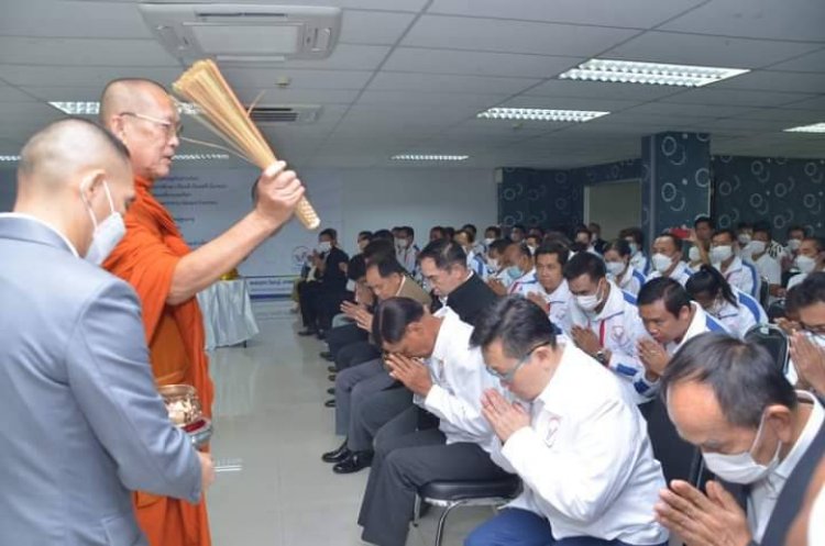 “บิ๊กน้อย” นำทัพเปิดที่ทำการใหญ่ “พรรครวมแผ่นดิน” นิมนต์เจ้าอาวาสวัดสระเกศ เจิมมงคลเอาฤกษ์เอาชัย