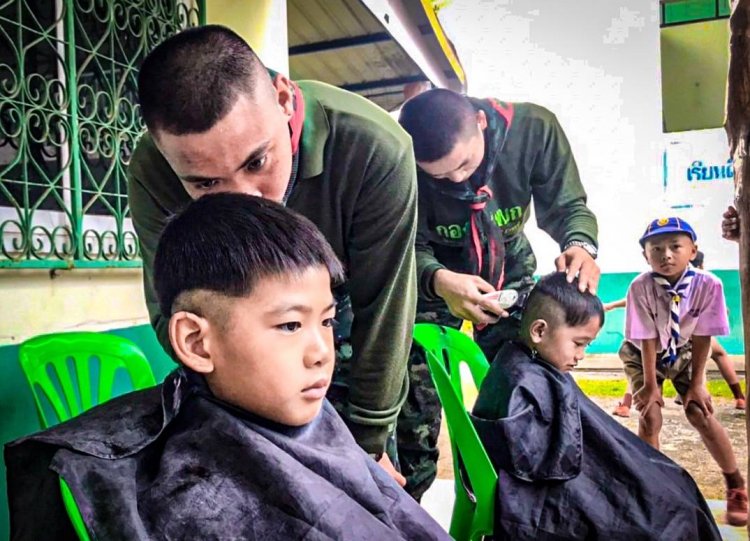 ทหารกองพันทหารราบที่11จัดกิจกรรม Army Barber ตัดผมให้เด็กลดค่าใช้จ่ายในครัวเรือน“ตัดผมฟรี!!! ไม่เสียเงิน”