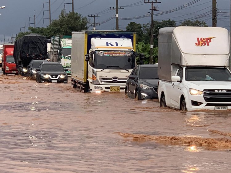 ฝนหลงฤดูน้ำป่าไหลหลากเข้าท่วมถนนหลายสายในโคราช อ.หนองบุญมาก รถติดยาวกว่า 5 กม.