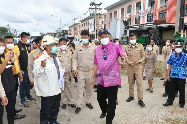 ผู้ว่าฯ ชลบุรี ลงพื้นที่รับฟังปัญหาความเดือดร้อนชาวอำเภอพานทอง-สำรวจปัญหาจราจรทางข้ามรถไฟ