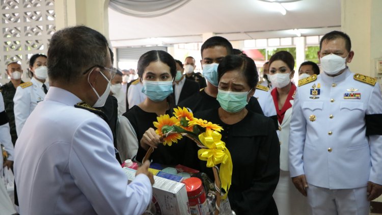 องคมนตรีอัญเชิญดอกไม้และตะกร้าสิ่งของพระราชทาน ไปมอบให้แก่ผู้ได้รับผลกระทบเหยื่อคาร์บอมบ์นราธิวาส