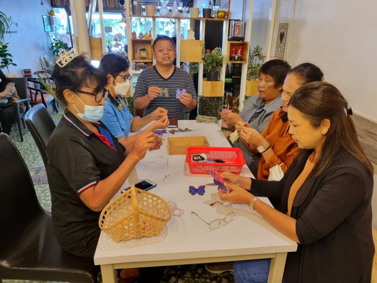 สนง.พัฒนาชุมชนเบตงร่วมกับชมรมลูกเสือชาวบ้าน-ชาวบ้าน ร่วมกันประดิษฐ์ผีเสื้อแห่งความจงรักภักดีจากผ้าไทยทุกชนิด