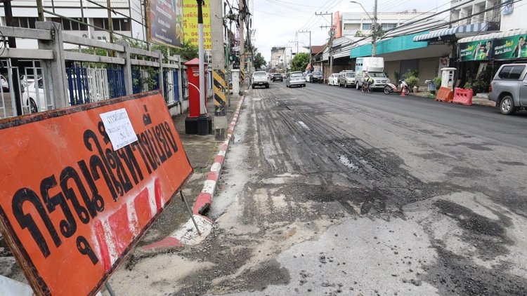 ชาวโคราชสุดทน! ติดป้ายประชด ถนนตัวอย่างใช้ระยะเวลาก่อสร้าง 30 ปีจึงจะแล้วเสร็จ