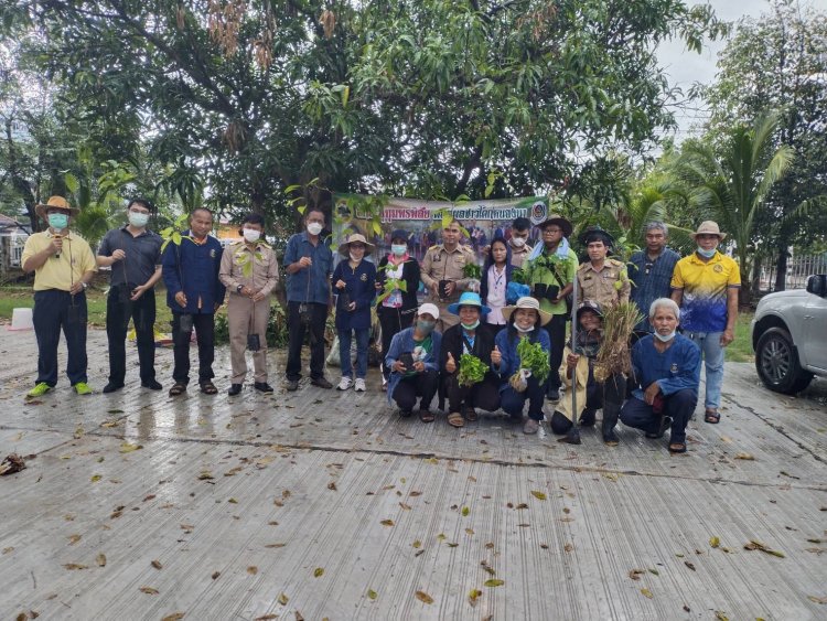 นายอำเภออุทุมพรพิสัยขับเคลื่อนเกษตรอินทรีย์วิถีศรีสะเกษบ้านนี้มีรักปลูกผักกินเอง