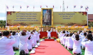 ผู้ว่าฯชลบุรีนำข้าราชการ พสกนิกรตักบาตร ถวายพานพุ่ม วันคล้ายวันพระราชสมภพพระบรมราชสมภพในหลวงรัชกาลที่ 9