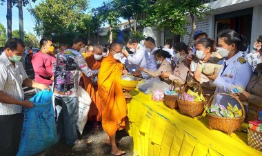 นายอำเภอโพธิ์ศรีสุวรรณ นำพสกนิกร ทำบุญตักบาตรถวายราชกุศล วันคล้ายวันบรมราชสมภพ ร.๙