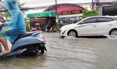 ปัตตานีน้ำท่วมแล้วในหลายพื้นที่เจ้าหน้าที่ต้องระดมกำลังพร้อมทั้งอาสาสมัครเข้าให้การช่วยเหลือ