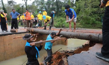 ผู้ว่าฯนราธิวาส ลงพื้นที่ พร้อมจิตอาสาพระราชทาน ร่วมกันซ่อมสะพานให้กับชาวบ้านหลังฝนตกซัดคอสะพานขาด