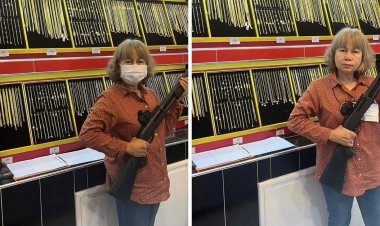 “เจ๊”เจ้าของร้านทองสงขลาถ่ายรูปคู่ปืนลูกซองโชว์ป้องเหตุซ้ำรอยคนร้ายปล้นทองที่ตาก