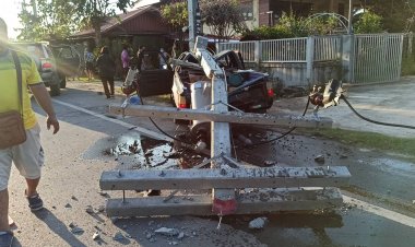 หนุ่มเฝ้ารีสอร์ทซิ่งกระบะหลับในแหกโค้งพุ่งชนเสาไฟฟ้าล้มใส่หลังคารถเจ็บสาหัส