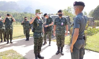 ผบ.ทบ.ลงพื้นที่อ.อุ้มผาง พร้อมมอบเสื้อกันหนาวให้ครู นักเรียนโรงเรียนตำรวจตระเวนชายแดนบ้านเลตองคุ