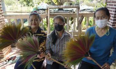 สาวใหญ่เมืองปราจีนบุรีไอเดียกระฉูดทำไม้กวาดแฟนซีขายเกลี้ยง ไม่พอขาย