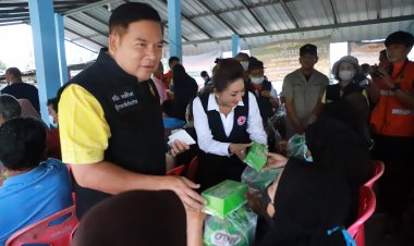 ผู้ว่าฯนราธิวาสพร้อมด้วยนายกเหล่ากาชาดลงพื้นที่มอบถุงยังชีพแก่เหยื่อน้ำท่วมพื้นที่สุไหงโก-ลก