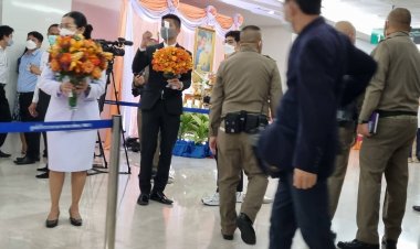 พสกนิกรทุกหมู่เหล่า  รอนำดอกไมั - ลงนามเยี่ยมพระองค์ภา ชั้น1 ตึกภูมิสิริฯ รพ.จุฬาลงกรณ์