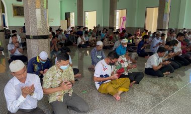 ประชาชนที่นับถือศาสนาอิสลามในพื้นที่จังหวัดนราธิวาส ร่วมสวดดุอาร์ ถวายพระพรพระองค์ภาทรงหายจากพระอาการประชวร