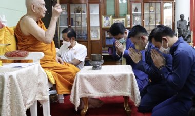 สมเด็จพระสังฆราชโปรดพระกรุณาให้ความเมตตาให้นายกเทศมนตรีตำบลหลุมดิน ราชบุรีและคณะ เข้าเฝ้ากราบนมัสการขอพร