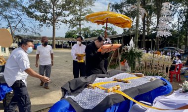 "นายกเคี้ยง"ประธานพิธีจุดธูปเทียน ทอดผ้าไตรเอกบังสุกุล  งานฌาปนกิจ"สรีระพระประสิทธิ์"