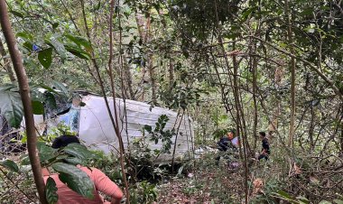 หวิดดับยกคัน! รถตู้นักท่องเที่ยวร่วงตกเหวลึกกว่า 25 เมตรที่แม่กำปอง เจ็บ 8