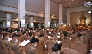ผบ.ตร.นำข้าราชการตำรวจ สวดมนต์ถวายเป็นพระราชกุศลแด่พระองค์ภาที่วัดปทุมวนารามฯ