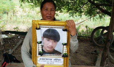 แม่กอดรูปลูกชายวัย 17 ร้องขอความเป็นธรรมหลังซิ่งจยย.พุ่งชนท้ายอีแต๊กไม่มีไฟท้ายดับ