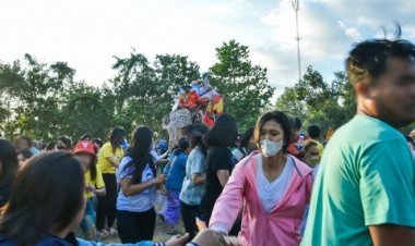 วิ่งหนีตายอลหม่าน! ช้างขบวนแห่นาคตื่นวิ่งผ่าฝูงชนแย่งเงินโปรยทานถูกเหยียบเจ็บเพียบ