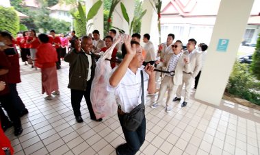 จัดหนัก จัดเต็ม!ร้านลาบ-ก้อยชื่อดังขอนแก่นนำขาวัวน้ำหนัก 60 กก.แห่ขันหมากสู่ขอลูกสะใภ้