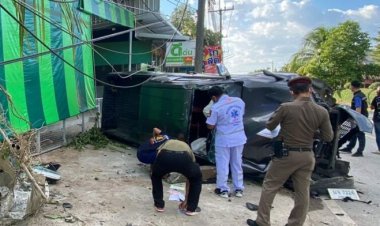 หนุ่มโรงงานซิ่งกระบะแซงอีกคันเสียหลังพุ่งชนเสาไฟหักพลิกตะแคงทับซ้ำเจ็บสาหัส