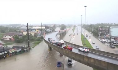 ฝนถล่มสงขลา 2 วัน น้ำท่วมถนนกาญจนวนิ เชื่อม “หาดใหญ่-เมืองสงขลา” และอีกหลายอำเภอ (ชมคลิป)