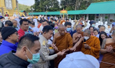นอภ.แม่สอด- พระอธิการเชาว์ –ผู้ใหญ่หมี ร่วมทำบุญใหญ่พิธีชักพระพุทธรูป ขึ้นประดิษฐาน รอบองค์มหาเจดีย์ศรี 63 องค์