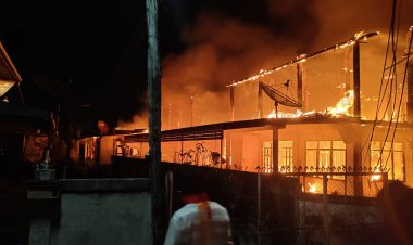 เจ้าของกลับจากขายของถึงช็อก!เห็นไฟรุกโชนไหม้บ้านชั้น 2 ลุกลามบ้านข้างเคียงวอดรวม 4 หลัง